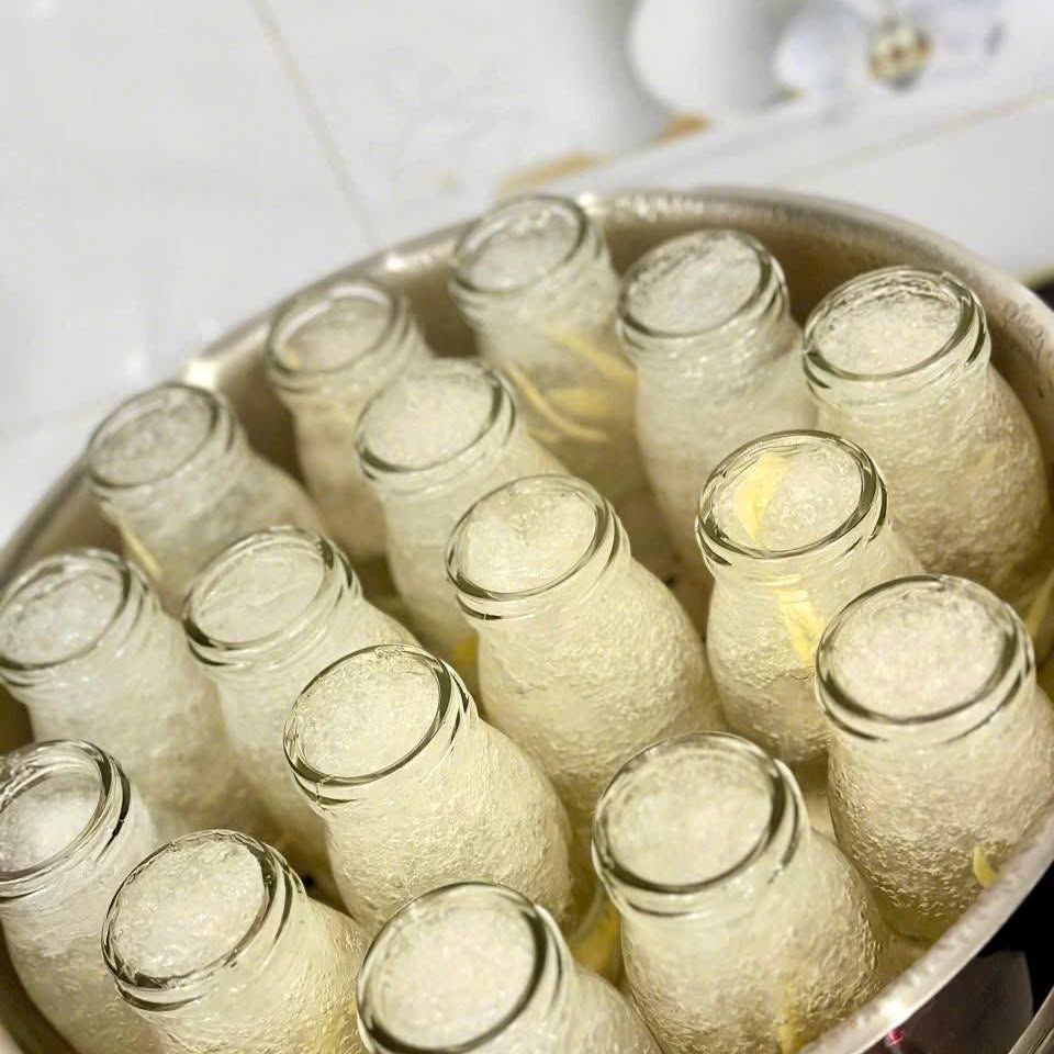 Mẻ yến đang chưng tại bếp Như Anh